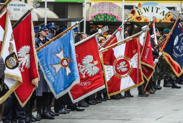 W niedzielę, 20 stycznia, Bydgoszcz świętuje 99. rocznicę powrotu do Macierzy. Z tej okazji w mieście zorganizowano uroczystości. W tym roku są one skromniejsze ze względu na żałobę narodową, związaną z uroczystościami pogrzebowymi zamordowanego prezydenta Gdańska Pawła Adamowicza.

Zapraszamy do obejrzenia zdjęć.

Wieczorem 19 stycznia 1920 roku w reprezentacyjnej sali bydgoskiego ratusza odbyła się podniosła uroczystość. Ostatni pruski burmistrz Bydgoszczy Hugo Wolff przekazał symboliczny klucz od bram miasta pierwszemu polskiemu prezydentowi Janowi Maciaszkowi. 

Wtorek 20 stycznia 1920 roku był dniem wolnym od pracy. Zgodnie z zaleceniem władz polskich, by nie ranić uczuć jednych i nie drażnić innych Niemców, ostateczne strojenie miasta odbyło się wczesnym rankiem. Wzdłuż ulic i na triumfalnych bramach, ustawionych na przewidywanej drodze marszu polskiego wojska pojawiły się setki flag i biało-czerwonych akcentów. Na chodniki i place wyległy tłumy bydgoszczan. Ostatnie jednostki niemieckiego wojska odeszły około godziny 10.00 w stronę Nakła i Koronowa.


Stop Agresji Drogowej. Odcinek 5


