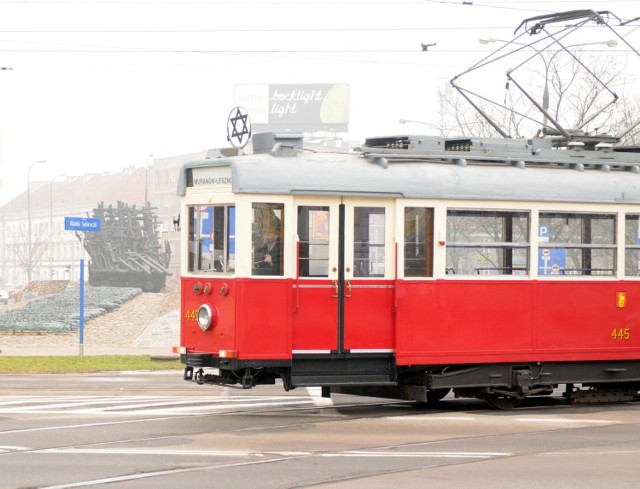 Międzynarodowy Dzień Pamięci o Ofiarach Holokaustu. Na stołeczne ulice wyjedzie specjalny tramwaj