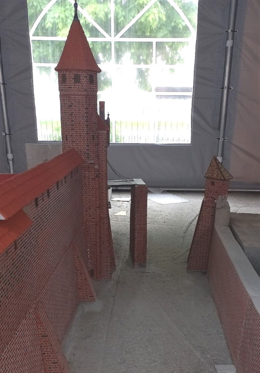 Malbork. Miniatura zamku powstaje w namiocie przy Piłsudskiego. Już widać pierwsze efekty montażu 