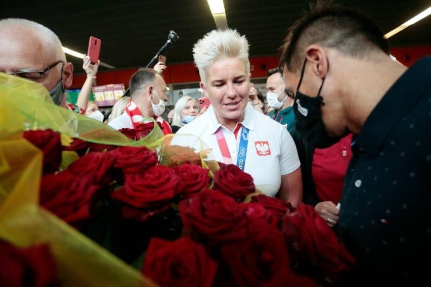 Anita Włodarczyk po powrocie z igrzysk przywitana po królewsku. Zagrała dla niej orkiestra z Rawicza [FILM]
