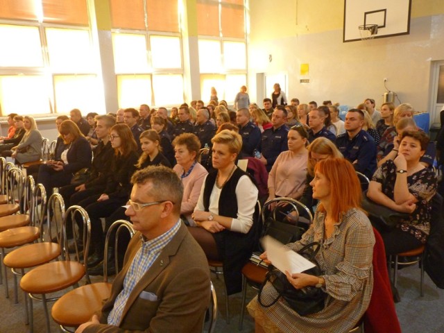 O bezpieczeństwie w szkołach podczas debaty w PSP 3 w Radomsku