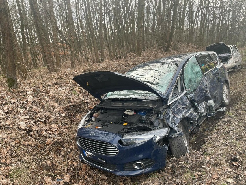Trzy samochody zderzyły się na DK-24 w Prusimiu. Jedna osoba trafiła do szpitala