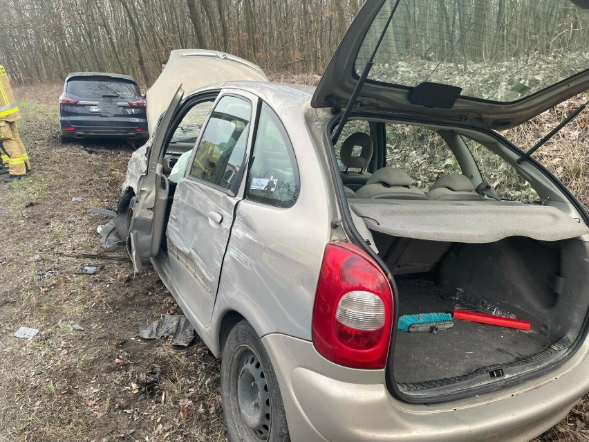 Trzy samochody zderzyły się na DK-24 w Prusimiu. Jedna osoba trafiła do szpitala