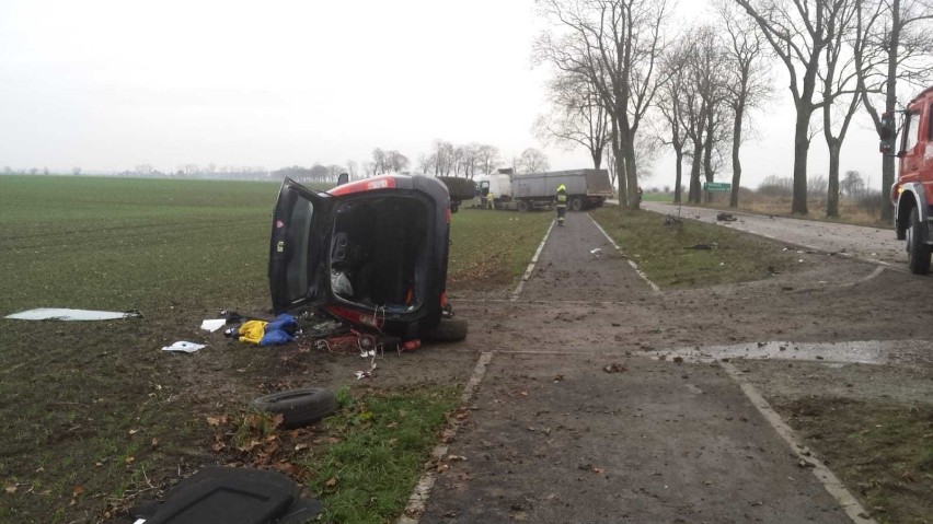 Tralewo-Kościeleczki. Samochód osobowy zderzył się z ciężarówką. Po rannego przyleciał śmigłowiec