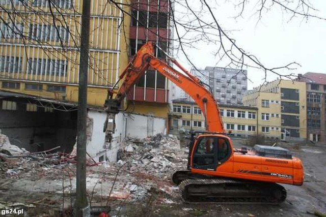 Przy alei Wyzwolenia trwa rozbiórka szpecącego budynku po dawnej ...