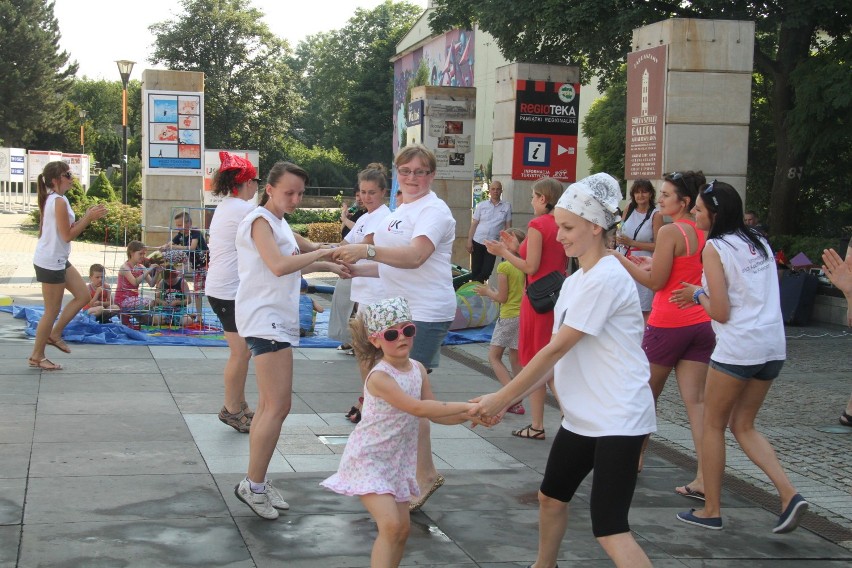 Studenci UJK zachęcali do wspólnej zabawy na placu Artystów w Kielcach