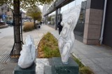 Przy ulicy Warszawskiej w Kielcach można podziwiać kamienne rzeźby na powietrzu. Zobacz zdjęcia