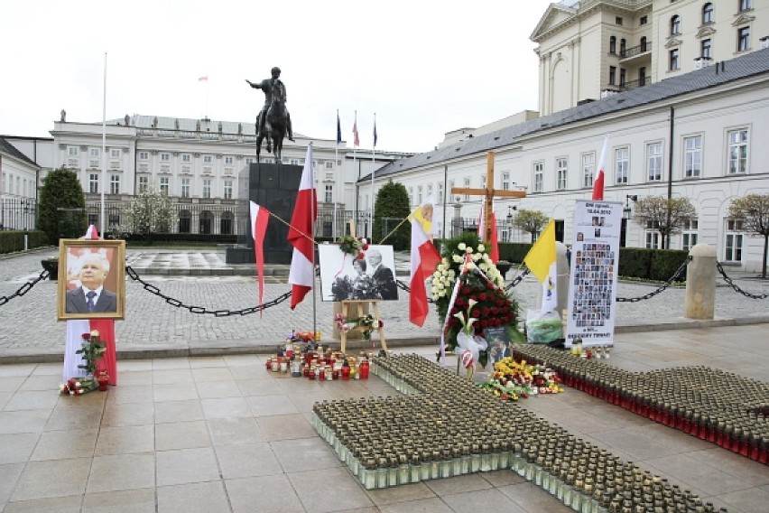 Rocznica smoleńska przed Pałacem Prezydenckim [zdjęcia]