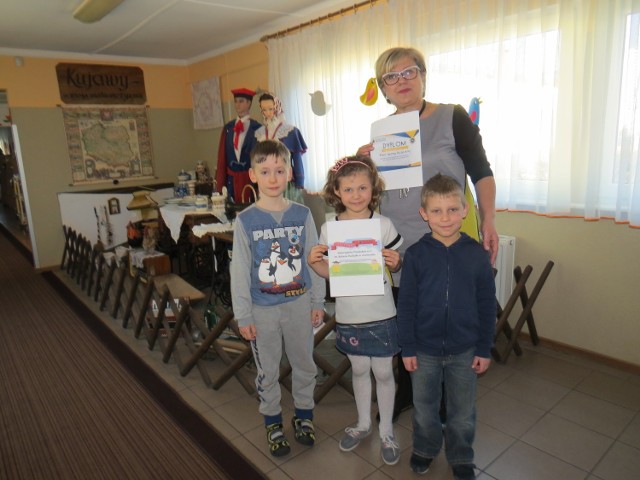 Certyfikatem Wiarygodnego Przedszkola chwalą się Wiktor, Zosia i Julek oraz dyrektor Iwona Rutecka wyróżniona indywidualnie.