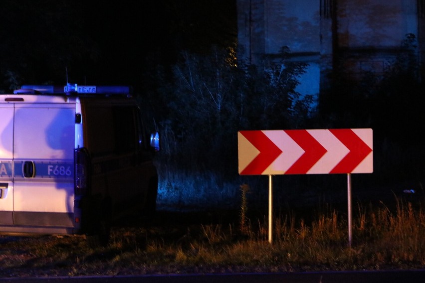 Nocna kraksa na ulicy Torowej. Na zakręcie pojechał prosto i uderzył w drzewo. Policja zatrzymała dwóch nietrzeźwych mężczyzn FOTO