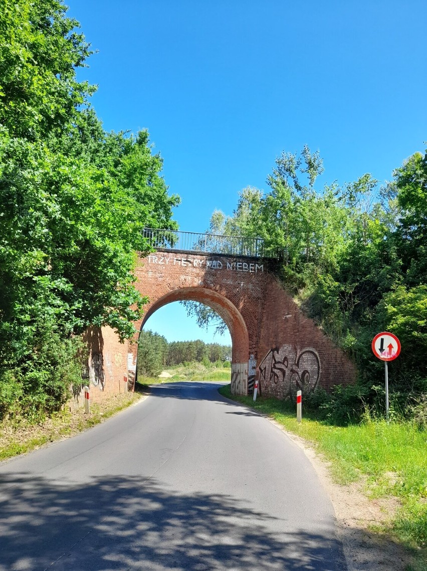 Napisy Bagajewa do dziś możemy odnaleźć m. in. na wiadukcie...