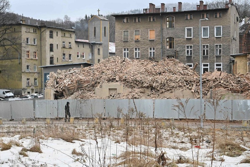 Wałbrzych: Znika kamienica przy ulicy Szkolnej na Podgórzu (ZDJĘCIA)