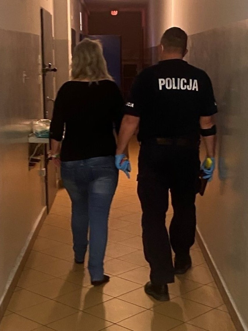 Natalia M. po zatrzymaniu przez policję doprowadzana na...