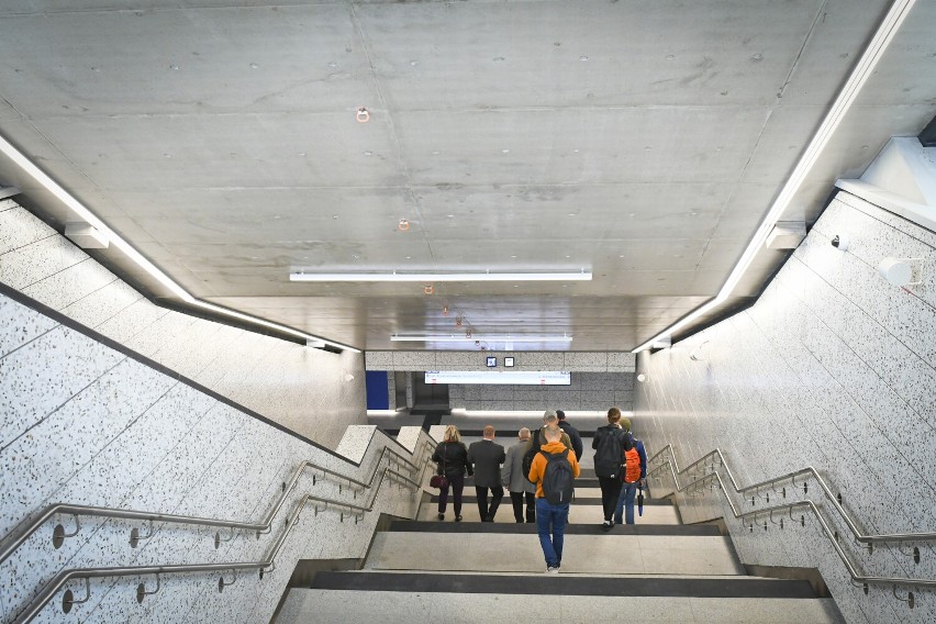 Druga linia metra w Warszawie. Nareszcie otwarto metro na Bródno. Trzy nowe stacje, wśród nich największa w Europie