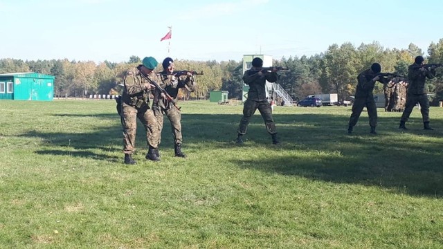 V LO w Kaliszu. Uczniowie klas mundurowych ćwiczyli na poligonie w Biedrusku