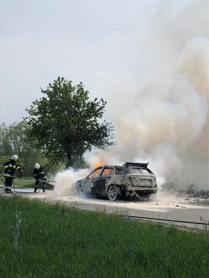 Groźny pożar samochodu marki BMW pod Włocławkiem [zdjęcia]