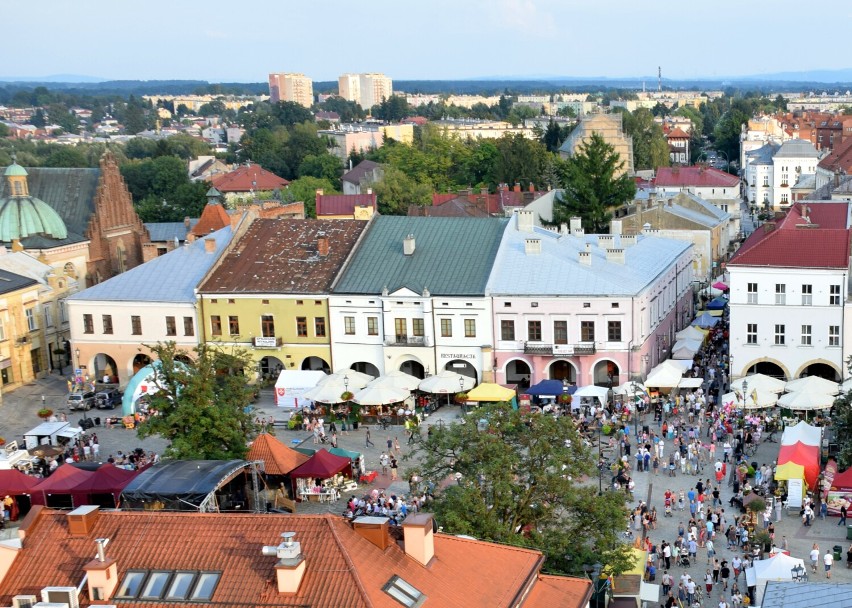 Wakacyjne wydarzenia kulturalne na Rynku w Krośnie. Koncerty, pokaz mody, warsztaty, zwiedzanie starówki. Zobaczcie na co warto się wybrać