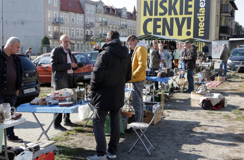 "Pchli Targ"  na targowisku miejskim na osiedlu Tarpno w...