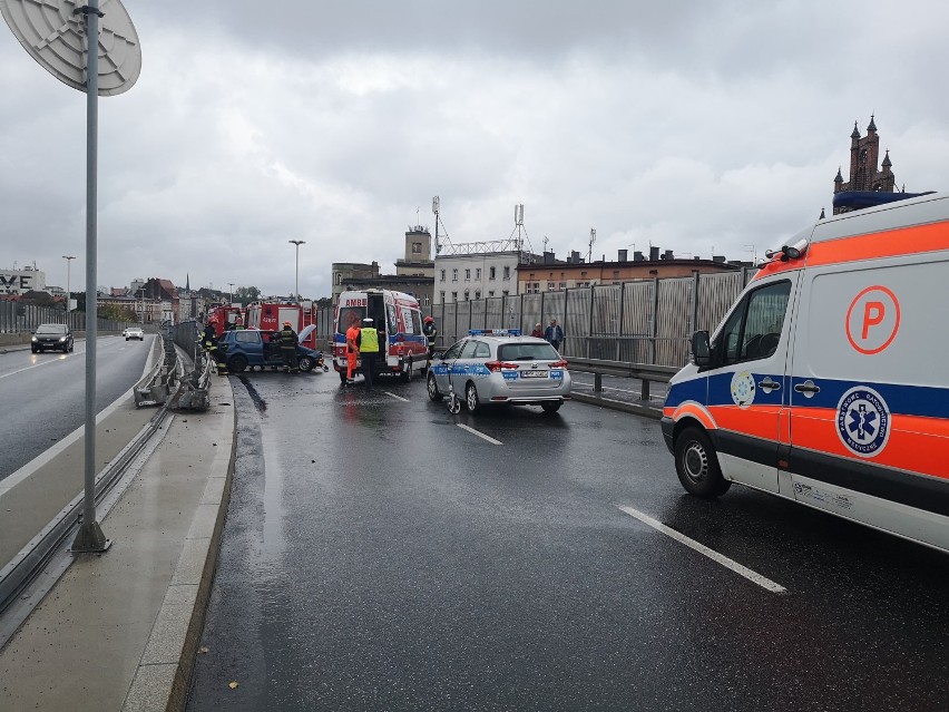 Wypadek w Chorzowie na estakadzie [ZDJĘCIA]. Samochód uderzył w barierki, droga zablokowana