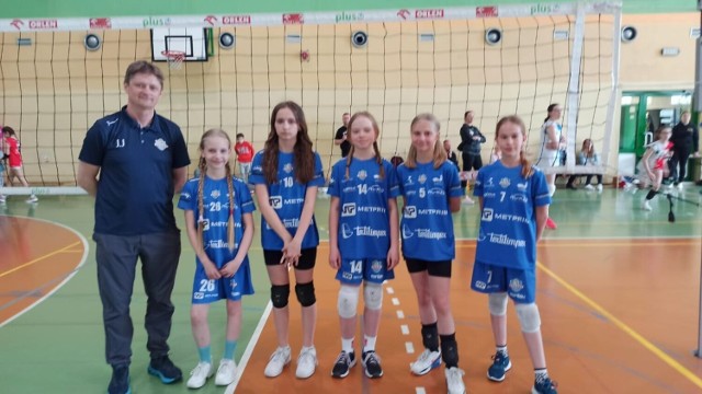 Zespoły Akademii Volley Radomsko rozegrały turnieje eliminacyjne do mistrzostw Polski „Kinder Joy of moving”. Trener Jacek Jasnos ze swoimi zawodniczkami
