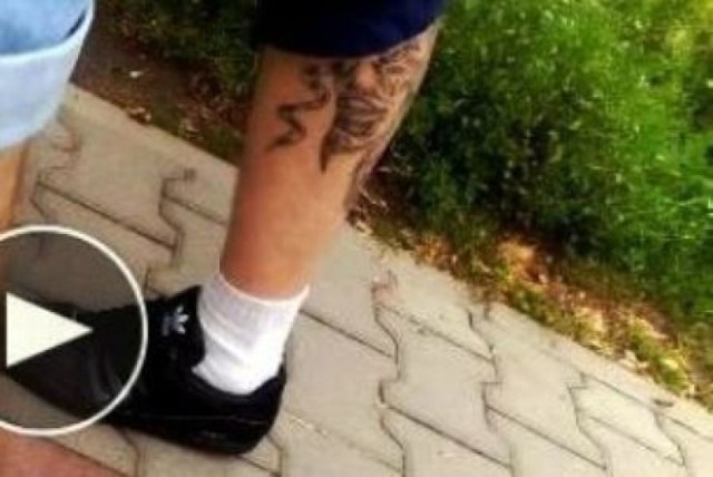 Łódź, policja poszukuje mężczyzny, który okradł osobę małoletnią. Znaki charakterystyczne to m.in. tatuaż na łydce, widoczny na zdjęciu