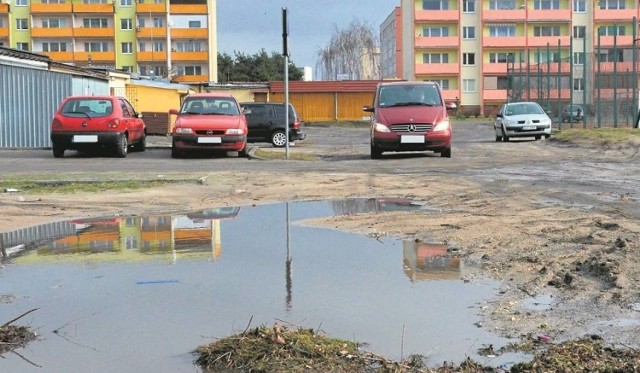 Tak wygląda teren między ulicami Moniuszki i Norwida. Oprócz dogodnego przejazdu można by tu wykonać sporo miejsc parkingowych, których na osiedlu brakuje. Póki co mieszkańcy toną w błocie.