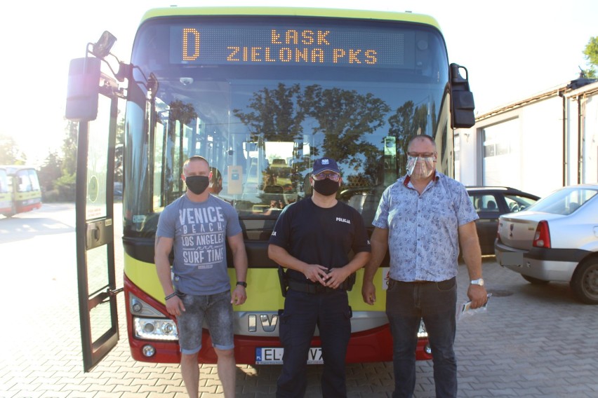 Koronawirus. Policjanci z Łasku sprawdzali maseczki w autobusach ZDJĘCIA