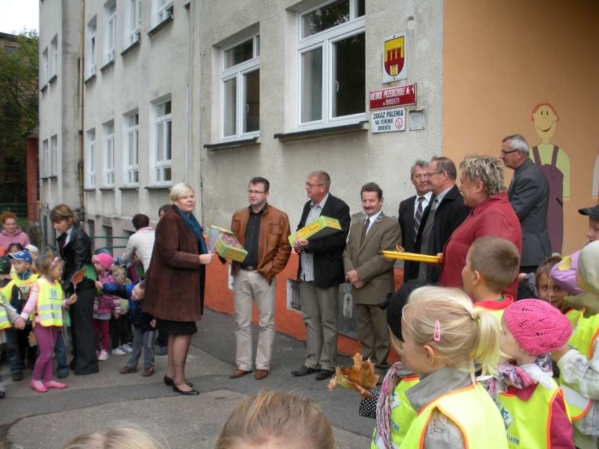 Dzieci z chodzieskiego Przedszkola nr 4 świętowały imieniny dębu