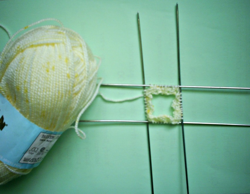 Zrób to sama: Ciepłe skarpety na pięciu drutach dla twojego maluszka