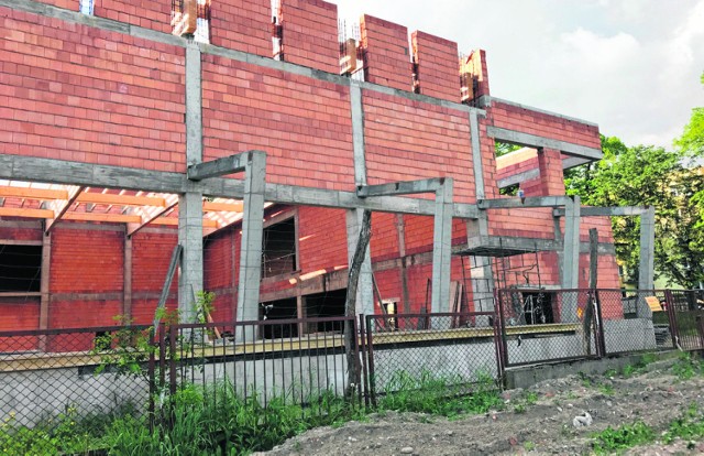 Budowa hali sportowej w Sierakowie - obecnie na placu budowy nie widać postępów.