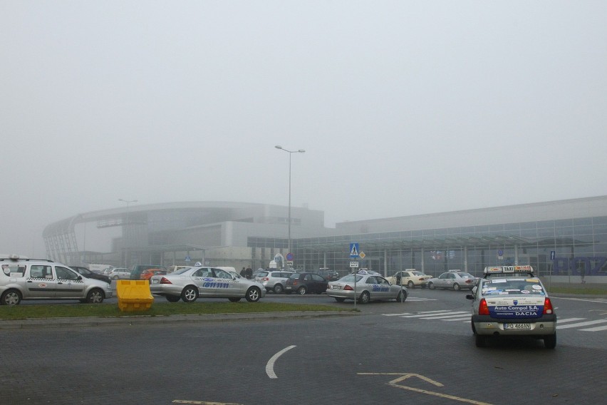 Mgła na poznańskim lotnisku Ławica