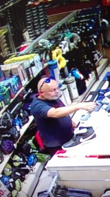 Kościańska policja poszukuje sprawców kradzieży w jednym ze sklepów FOTO