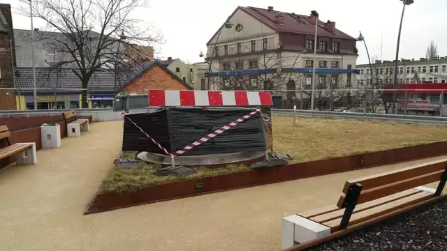 Zniszczone świetliki na dachu MCIT. 

Zobacz kolejne zdjęcia. Przesuń zdjęcia w prawo - wciśnij strzałkę lub przycisk NASTĘPNE