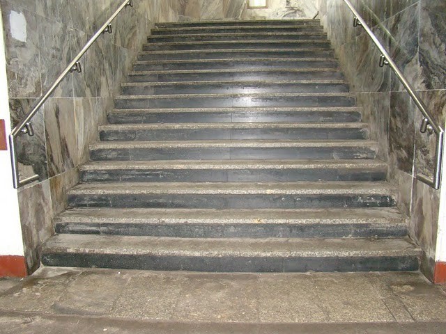 Wejście z tunelu na kielecki dworzec PKP - nie pomyślano o niepełnosprawnych i matkach z wózkami.