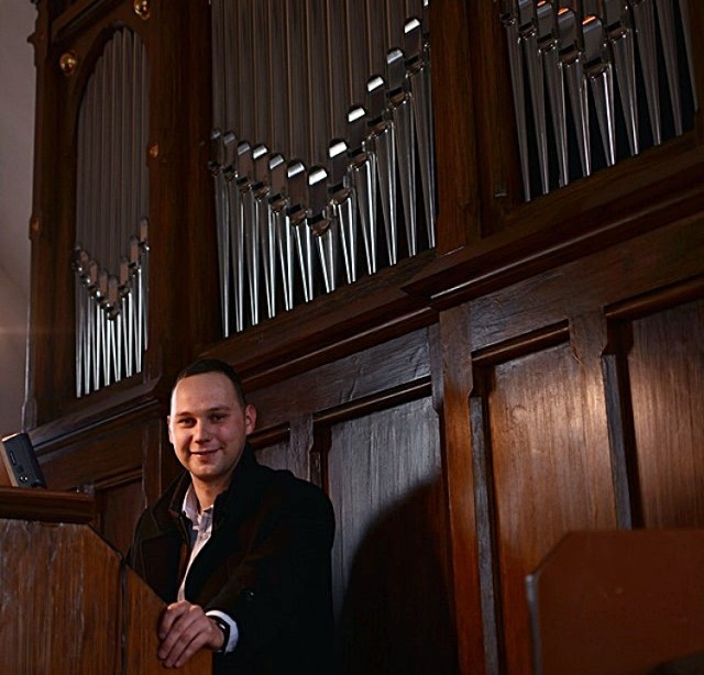 Organista Artur Bownik