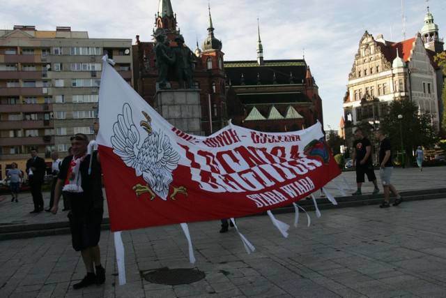 Uroczystość pod pomnikiem w Legnicy