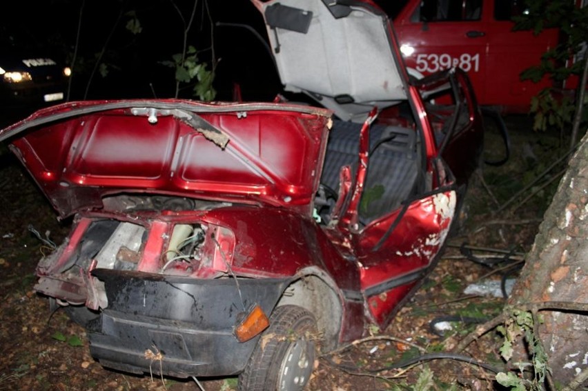 Wypadek w Granowcu. Fiat uderzył w drzewo