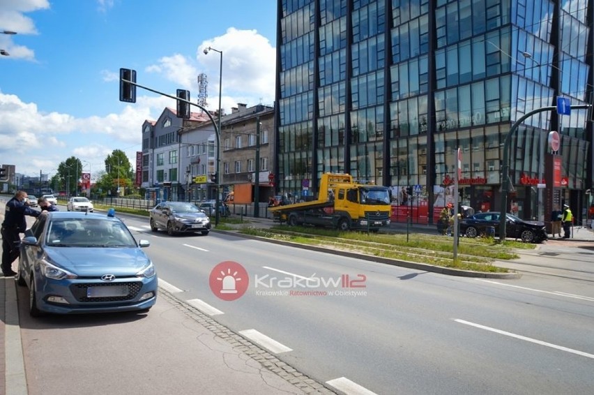 Wypadek w Krakowie na skrzyżowaniu ul. Mogilskiej i Cystersów. Policyjny radiowóz zderzył się z osobówką [ZDJĘCIA]