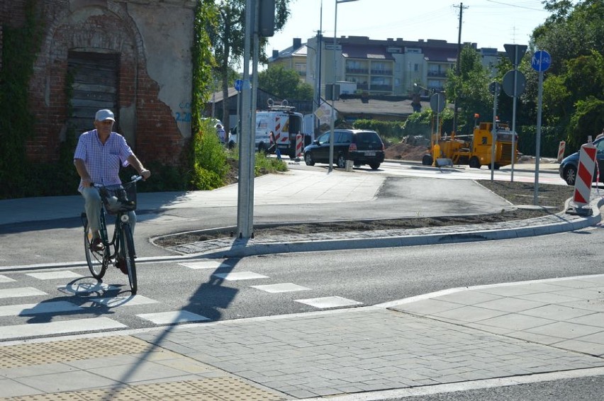 Dobiegają końca prace przy budowie ronda na ulicy Rawskiej. Trwają wykończenia estetyczne [ZDJĘCIA]