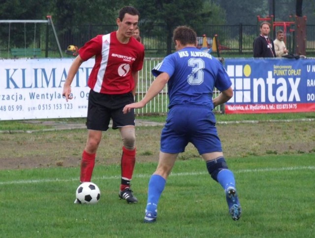 Bartosz Praciak (przodem) przygodę z seniorskim futbolem rozpoczynał w Skawie Wadowice.