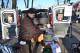 Podopieczni Św. Brata Alberta rozdają zupę za darmo pod kościółkiem akademickim w Rybniku [FOT]