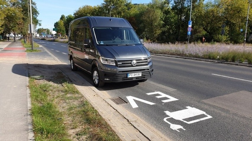 Elektryczny volkswagen testowany przez ZWiK na pasie ze...