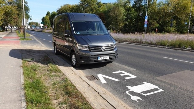 Elektryczny volkswagen testowany przez ZWiK na pasie ze znakiem EV.