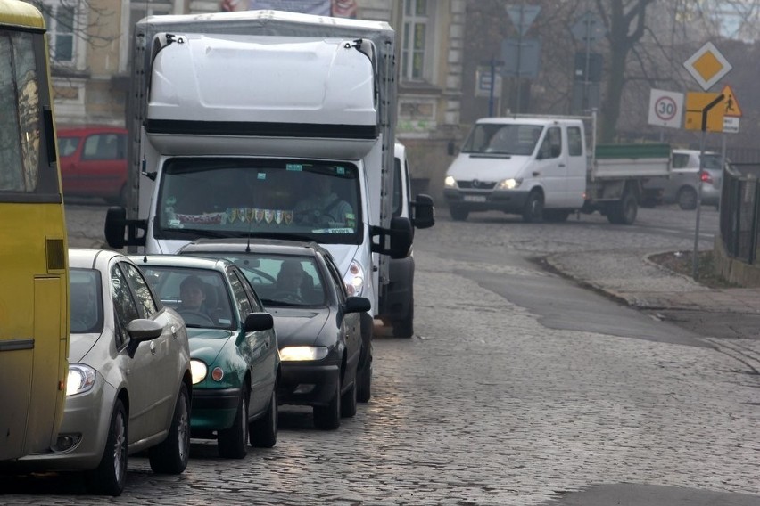 Wrocław: W Leśnicy ciężarówki jeżdżą objazdem dla osobówek (ZDJĘCIA)