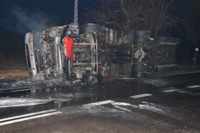 Ciężarówka przewróciła się na bok. Auto zaczęło się palić, na szczęście kierowcy Scanii nic poważnego się nie stało.