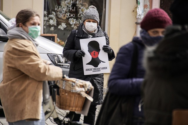 Zielona Góra, 15 kwietnia 2020. Protest kolejkowy na zielonogórskim deptaku.