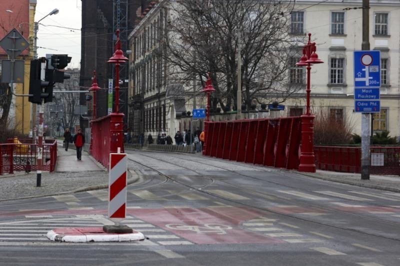 Wrocław: Brama rowerowa na Grodzkiej zamknięta. Przez kierowców!