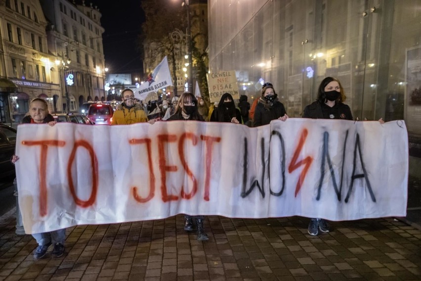 30 listopada uczestnicy strajku kobiet wyrażali swoje...
