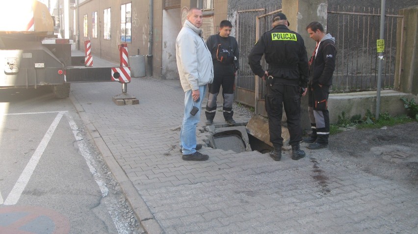 Zakorkowana Jelenia Góra: śmieciarka w studzience