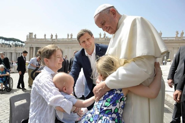 W czasie środowej audiencji w Watykanie doszło do spotkania papieża Franciszka z małą Marysią, jej starszą siostrą Alinką oraz rodzicami. O chorobie Marysi i organizowanej dla niej pomocy pisaliśmy wielokrotnie.

Papież Franciszek spotkał się w Watykanie z małą Marysią i jej rodziną